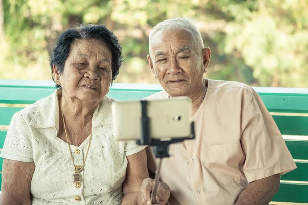 Feliz pareja de ancianos posando para una selfie Fotos de stock libres de derechos