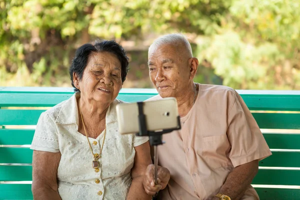 Feliz pareja de ancianos posando para una selfie — Foto de Stock