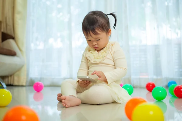 Niña usando teléfono móvil — Foto de Stock