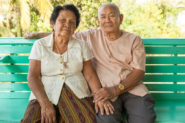 Boldog idősebb pár ül fedett — Stock Fotó