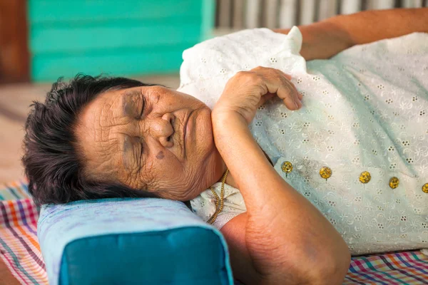 Asiática senior mujer durmiendo en la casa — Foto de Stock