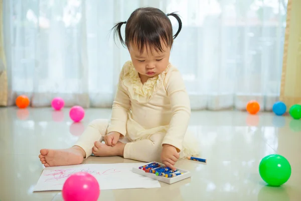 Asian baby girl painting — Stockfoto