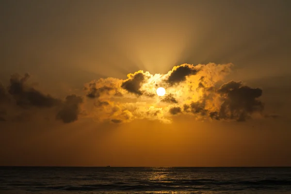 Salida del sol en el mar — Foto de Stock