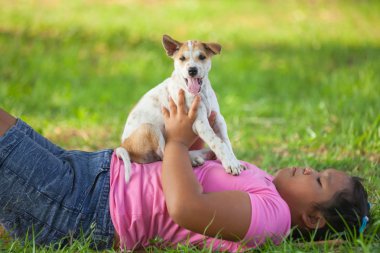 kız ve köpek yavrusu Bahçe