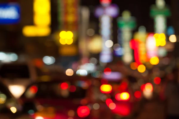 Vista borrosa desenfocada de la ciudad por la noche — Foto de Stock