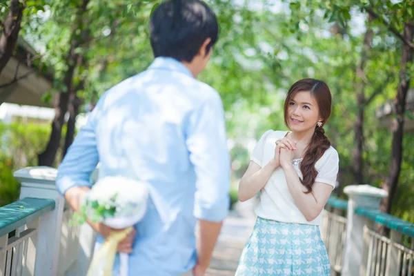 Man ready to give flowers to girlfriend — Stock Photo, Image