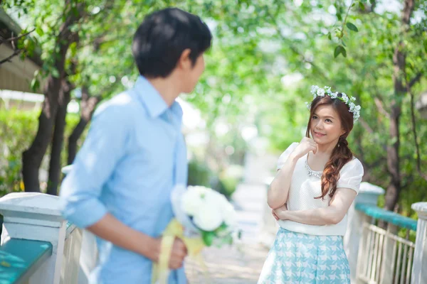 Man klaar bloemen geven vriendin — Stockfoto