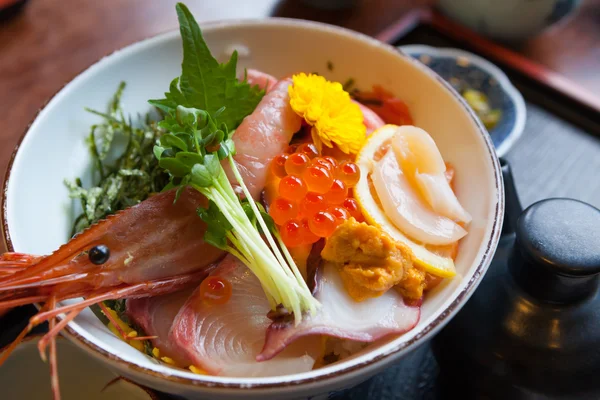 Japanisches Essen sashimi auf dem Reis — Stockfoto