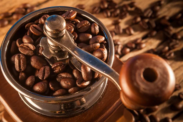 Vintage manual coffee grinder with coffee beans — Stock Photo, Image