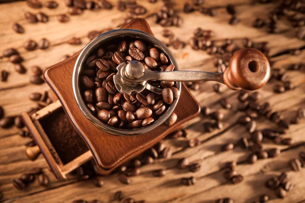 Vintage manual coffee grinder with coffee beans — Stock Photo, Image