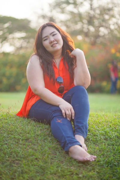 Mulher gorda feliz posando ao ar livre — Fotografia de Stock