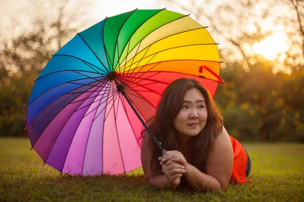 Heureuse femme grasse avec parapluie — Photo