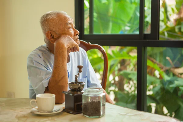 Asiático senior hombre pensando en algo Imagen de stock