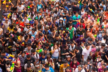 Bangkok, Tayland - 13 Nisan 2015:People su Songk içinde oynarken
