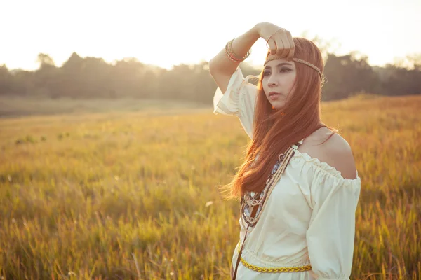 Hippie mulher posando — Fotografia de Stock