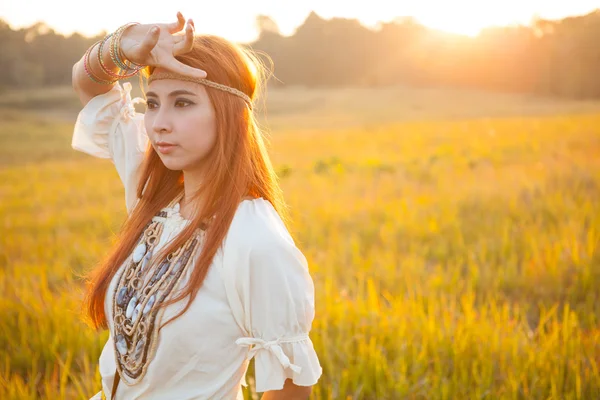 Hippie-Frau posiert — Stockfoto