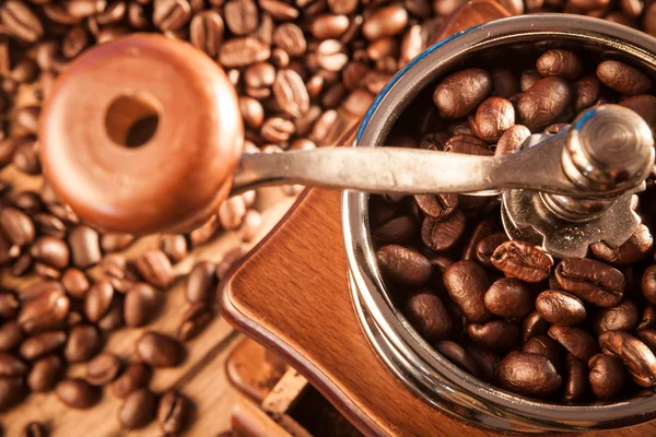 Vintage manual coffee grinder with coffee beans — Stock Photo, Image