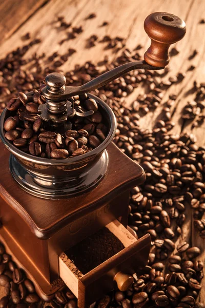 Vintage manual coffee grinder with coffee beans — Stock Photo, Image
