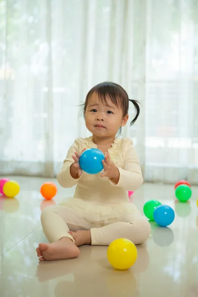 Petite fille asiatique à la maison — Photo