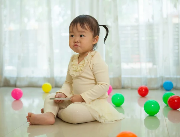 Portrait de petite fille asiatique à la maison — Photo