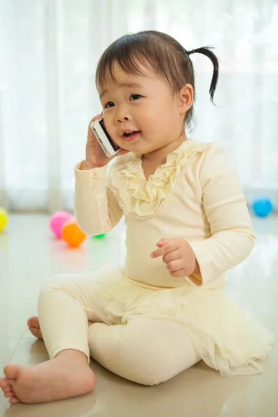 Niña hablando por teléfono móvil —  Fotos de Stock