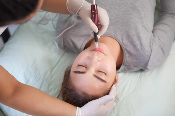 Maquillaje permanente profesional aplicando — Foto de Stock