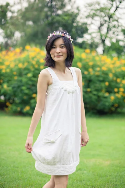 Mujer joven con una corona de flores —  Fotos de Stock