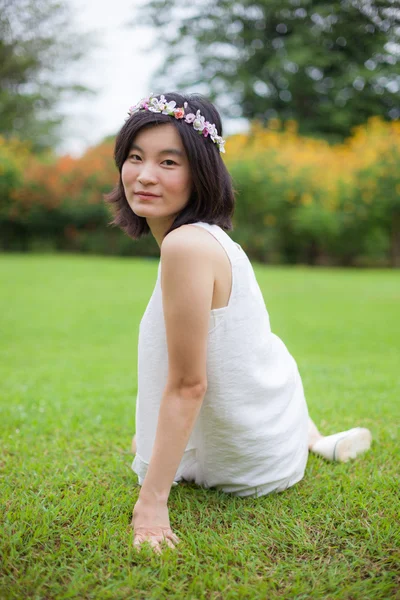 Mujer joven con una corona de flores —  Fotos de Stock