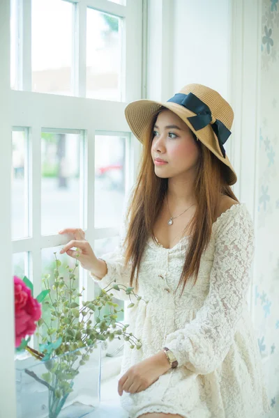 Triste asiático vintage mujer en la ventana —  Fotos de Stock