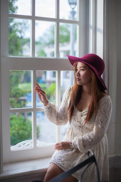 Triste asiático vintage mulher na janela — Fotografia de Stock