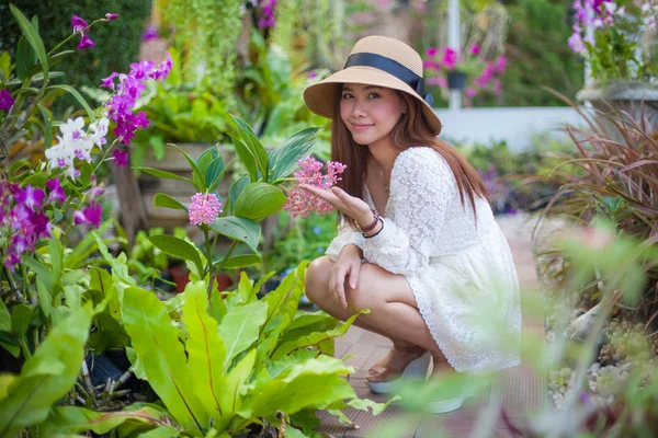 Schöne junge asiatische Frau genießen die Frische — Stockfoto