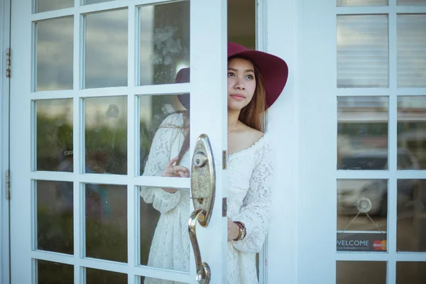 Triste asiatico vintage donna looking fuori il porta — Foto Stock