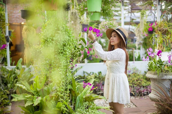 鮮度を楽しむ美しい若いアジア女性 — ストック写真