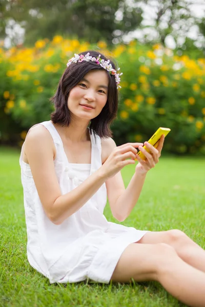 Vrouw met behulp van mobiele slimme telefoon — Stockfoto