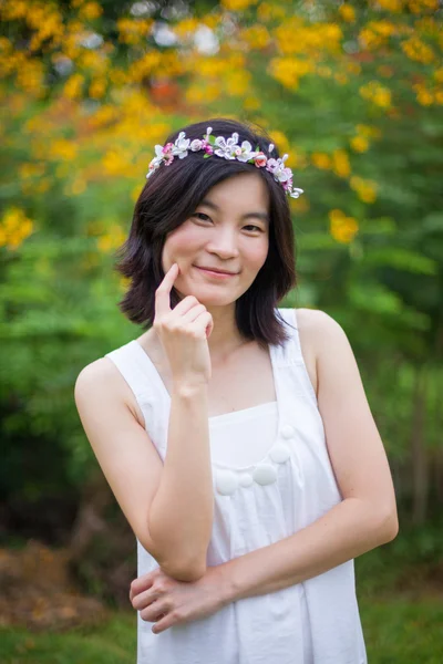 Jovem com uma coroa de flores — Fotografia de Stock