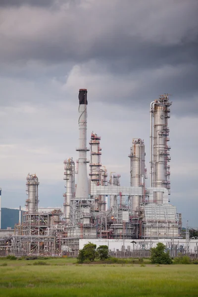 Vista industrial na refinaria de petróleo forma zona industrial — Fotografia de Stock