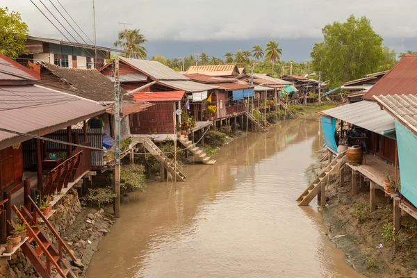 Maison bateau rivière en Thaïlande — Photo