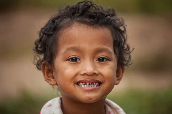 Retrato de sonrisa asiática pobre chica en Tailandia — Foto de Stock