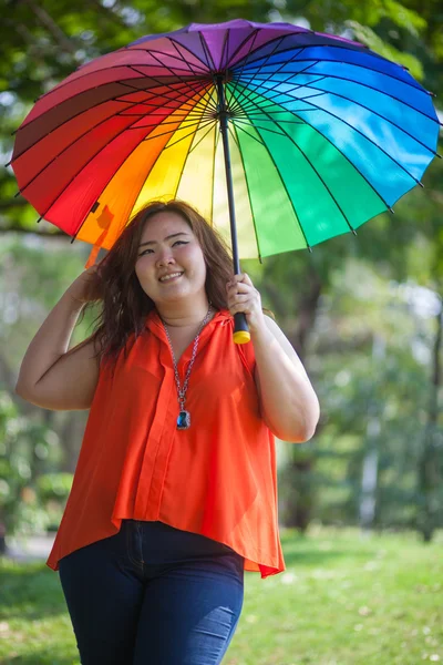 Szczęśliwy tłuszczowych kobieta z parasolem — Zdjęcie stockowe