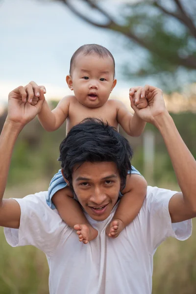 Padre dar hijo paseo en espalda — Foto de Stock