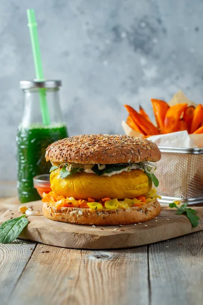 Hamburguesa vegana saludable con verduras frescas y salsa blanca — Foto de Stock