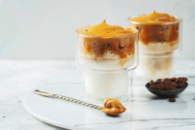 Dalgona kahvesi. Krem şantili buzlu içecek, kahve köpüğü ve süt. Covid-19 şehir karantinası sırasındaki son moda içki, ev konseptinde kalın.