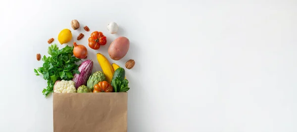 Здоровое питание. Здоровое вегетарианское питание в бумажном пакете овощи и фрукты на белом, копировать пространство. Магазинный супермаркет и концепция чистого веганского питания — стоковое фото