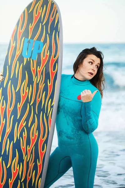 Surfermädchen Mit Brett Sandstrand Surferinnen Schöne Junge Frau Strand Wassersport — Stockfoto