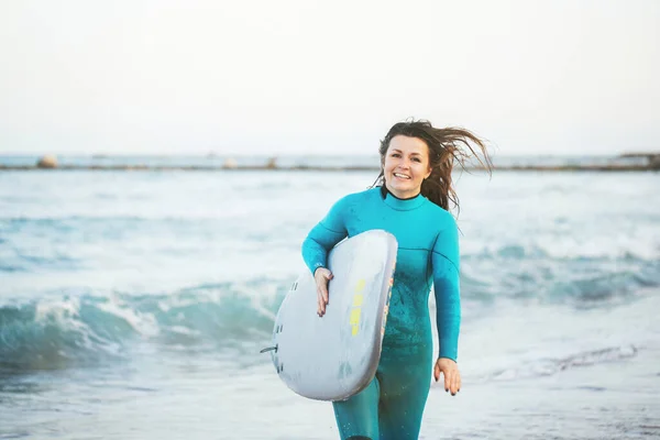 Surfermädchen Mit Brett Sandstrand Surferinnen Schöne Junge Frau Strand Wassersport — Stockfoto