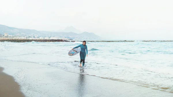 Surfermädchen Mit Brett Sandstrand Surferinnen Schöne Junge Frau Strand Wassersport — Stockfoto