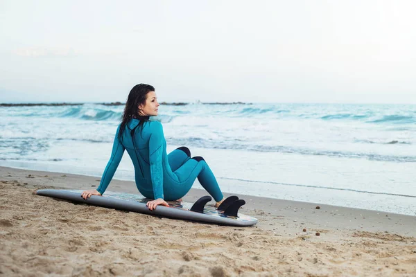 Surfista Piedi Con Pensione Sulla Spiaggia Sabbia Surfista Femminile Bella — Foto Stock