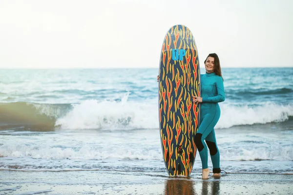 Surfermädchen Mit Brett Sandstrand Surferinnen Schöne Junge Frau Strand Wassersport — Stockfoto