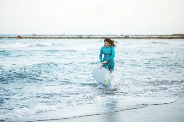 Surfermädchen Mit Brett Sandstrand Surferinnen Schöne Junge Frau Strand Wassersport — Stockfoto