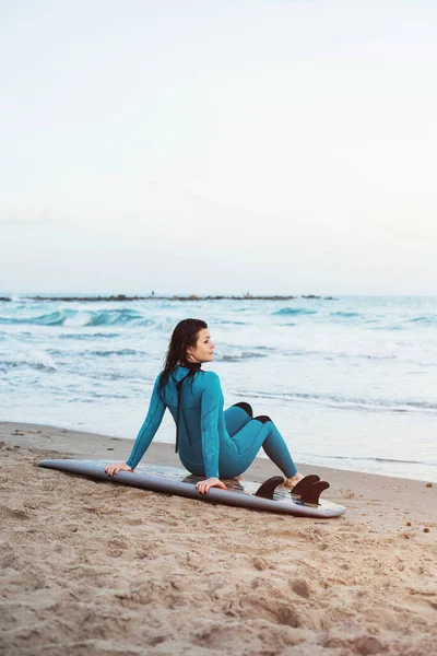 Surfista Piedi Con Pensione Sulla Spiaggia Sabbia Surfista Femminile Bella — Foto Stock